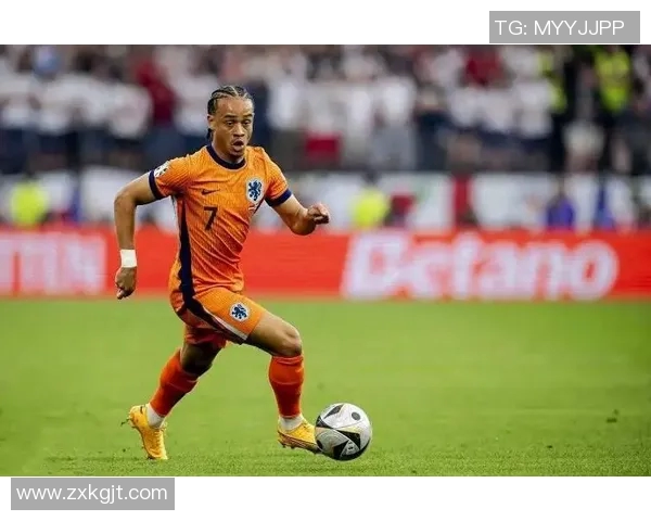 哈维西蒙斯：新星崛起，足球场上的未来之星与传奇之路